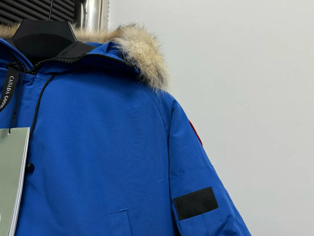 P780 [Canada goose] 01 Exdition Parka Down Jacket for Couples. Genuine original version. You need to compare with the genuine product at any time. All accessories are custom-made from the original factory. 💯The softness and hardness of the fabric is compared with the original one. It can be restored by kneading at will (fabric misunderstanding: fabrics with high hardness are not waterproof. Only those who buy the latest authentic version this year will notice the softness and comfort of the fabric) 💯The down is synchronized with the genuine white duck down, fluffy and not lumpy. Electronically controlled velvet filling machine 💯Customized zippers with genuine YKK military-grade copper core zipper pullers, high hardness and no jamming 💯The fur collar is purchased from Western Canada coyote skin original customization 💯All workmanship and wiring are controlled by workers with more than ten years of service. They must be horizontal and vertical, and are not crooked. The inner wiring density is more sophisticated. Feel free to compare 💯label, collar label, washed label, hangtag, zipper rope, pocket label Back label, collar velvet, Velcro fasteners, cuffs, all details are updated simultaneously with the original product. The best version, the most complete colors, battle all kinds of worldly goods, sizes: XS-XXL